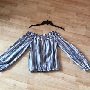 Off the shoulder flowy top 💙